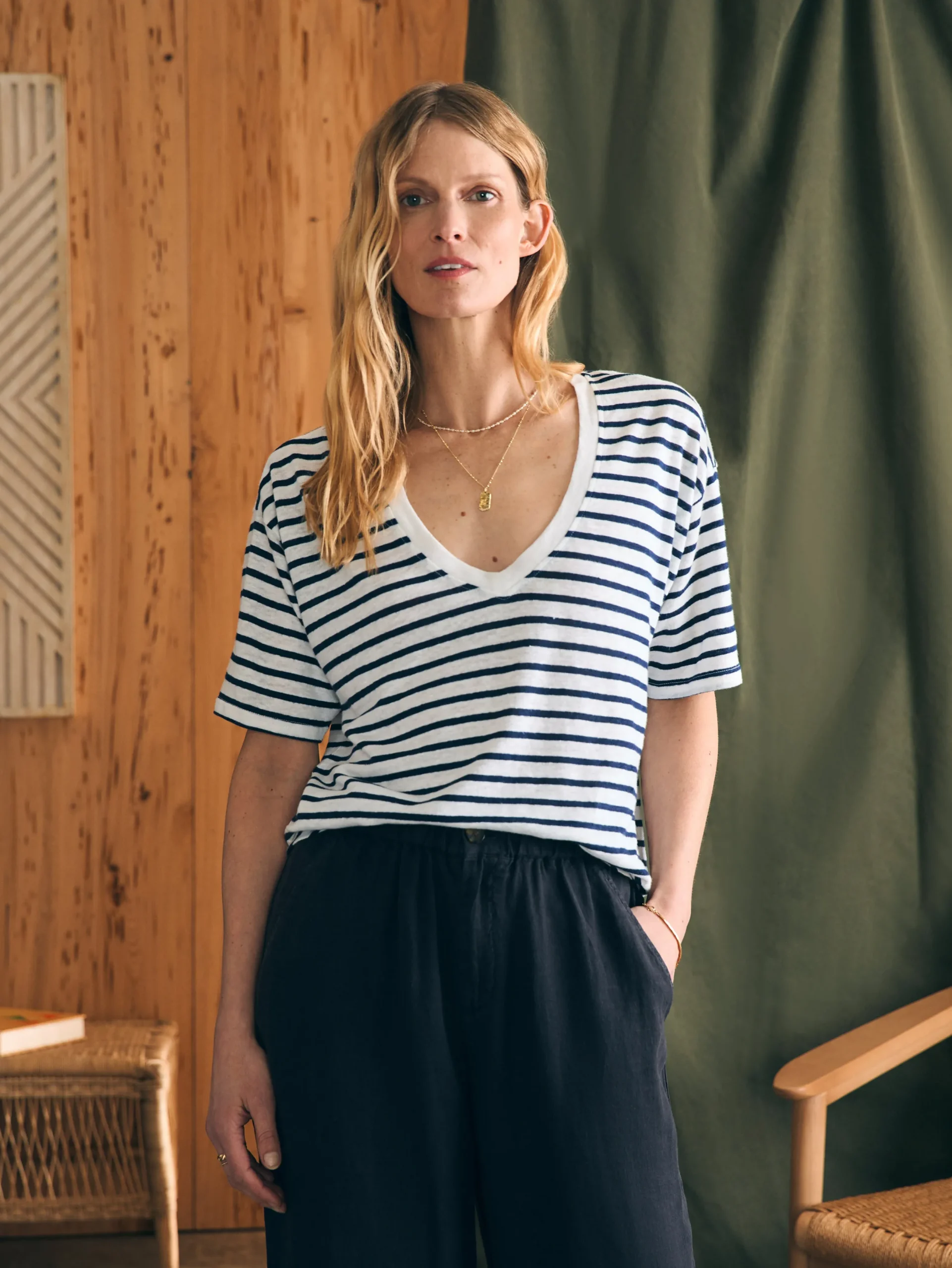 Women Faherty Brand Oceanside Linen V-Neck Tee -